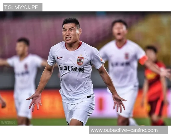 朗斯与昂热激战结果揭晓双方表现精彩引发球迷热议 朗斯与昂热激战结果揭晓双方表现精彩引发球迷热议